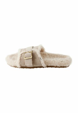 Fuzzy beige schuimsandalen met een geribbelde bovenkant van stof, een verstelbare band met een metalen gesp, en een gestructureerde rubberen zool.