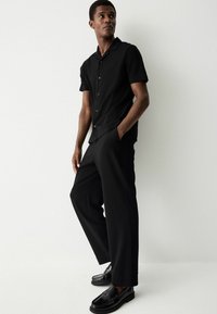 Next REGULAR FIT - SHORT SLEEVE - Camisa - black