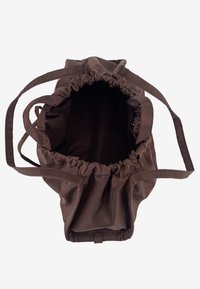 Barna szövet húzózsinóros táska két hosszú fogóval. Puha tapintású, széles nyílású, összehúzott tetejű. A belseje sötétebb anyaggal bélelt.