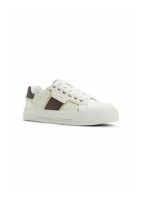 Sneaker bianco con lati testurizzati, accenti dorati e un motivo decorativo marrone. Presenta lacci piatti e una suola in gomma spessa per un migliore sostegno.