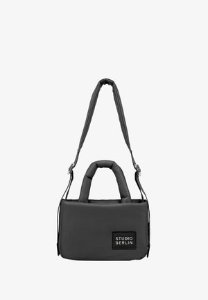 Borsa a tracolla nera imbottita con doppi manici e una tracolla rimovibile. Presenta una forma rettangolare e una patch con il logo sul davanti.