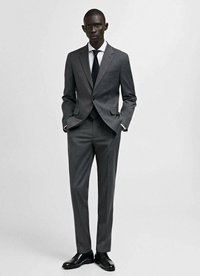 Sivobo šivo mesto s položnimi klapnicami, bela srajca in črna kravata. V kombinaciji z črnimi usnjenimi čevlji. Gladek material, oblikovana slim fit zasnova.