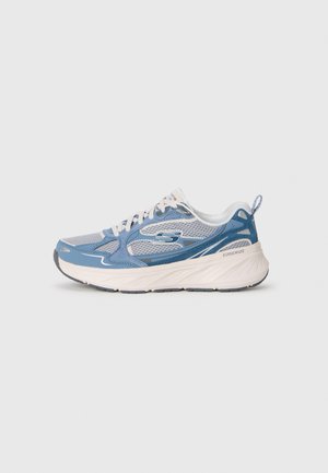 Zapatilla de running Skechers en azul y gris con suela blanca, parte superior de malla, cordones y marca "Edgeride" en el talón.