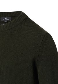 Ciemnozielony sweter dziany z prążkowanym, okrągłym dekoltem. Charakteryzuje się fakturowaną tkaniną o gładkim wykończeniu, z widocznymi szwami na ramionach.