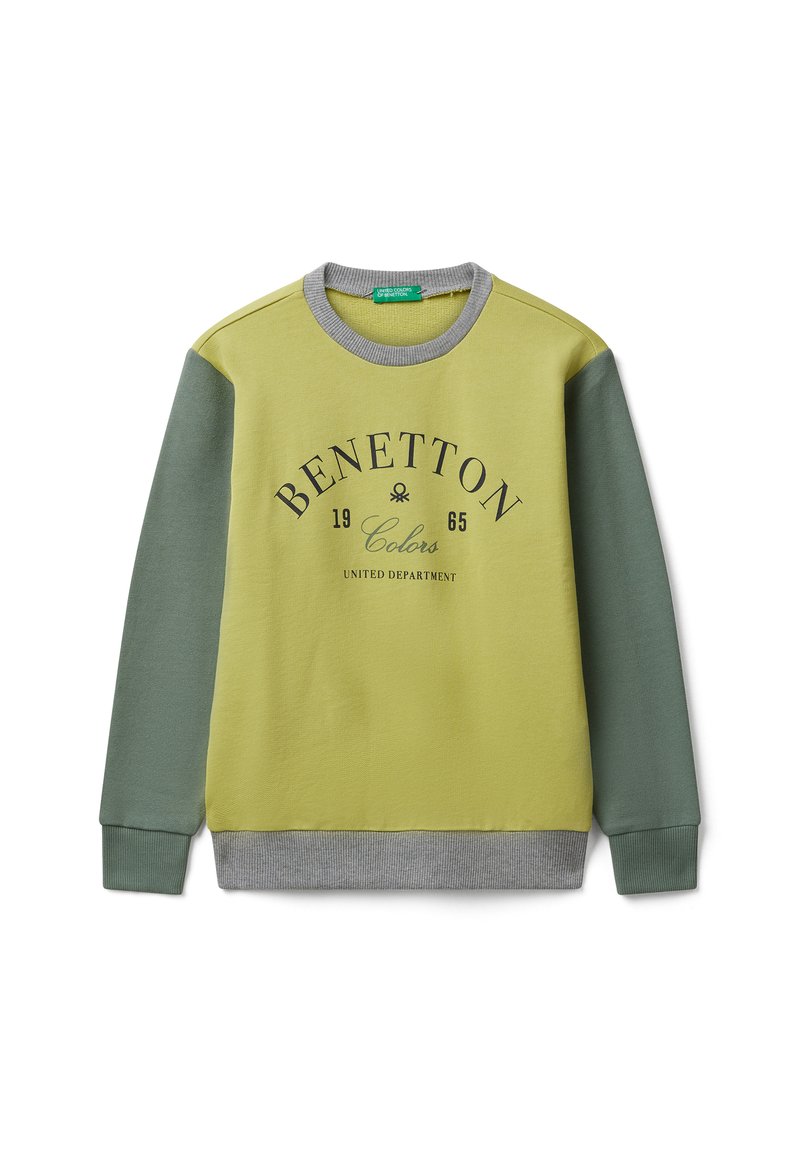 Sudadera verde y amarilla con acentos grises, con cuello redondo y texto impreso: "BENETTON 1965 Colors UNITED DEPARTMENT." Textura suave.