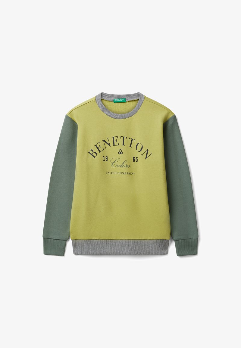 Sudadera verde y amarilla con acentos grises, con cuello redondo y texto impreso: "BENETTON 1965 Colors UNITED DEPARTMENT." Textura suave.