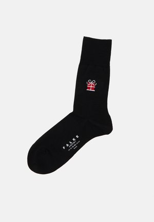 Chaussette en coton noir avec un design de cadeau brodé rouge et un poignet côtelé. Le logo de la marque et les détails de taille sont imprimés sur la semelle.