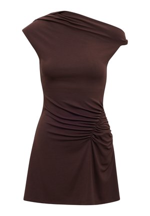 Ασύμμετρο καφέ αμάνικο φόρεμα με λαιμόκοψη ενός ώμου και ραβδώσεις στη δεξιά πλευρά πάνω από το τελείωμα.