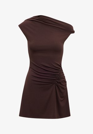 Aszimmetrikus barna ujjatlan ruha egyrészes vállkivágással és a szegély fölött a jobb oldalon ráncolt részlettel.