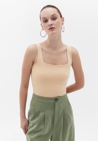 OXXO STRETCH SINGLET - Top - semolina