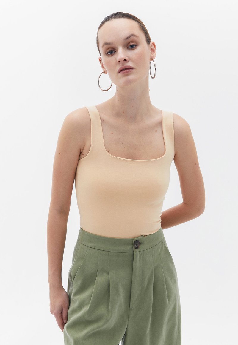OXXO STRETCH SINGLET - Top - semolina
