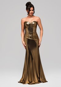 Metallisk gul aftonklänning med ett strapless-design, rynkad bål och en figursydd kjol som flödar ner till golvet, vilket visar en jämn, glänsande textur.