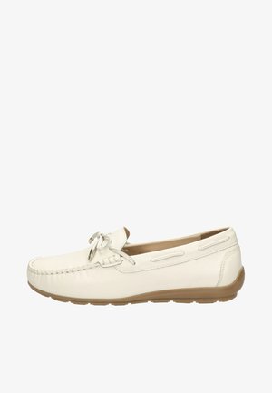 Weiße Leder-Mokassin-Schuhe mit Stickdetails, dekorativen Schnürsenkeln und einer gepolsterten, tanfarbenen Gummisohle. Glatte Textur mit minimalen Designelementen.