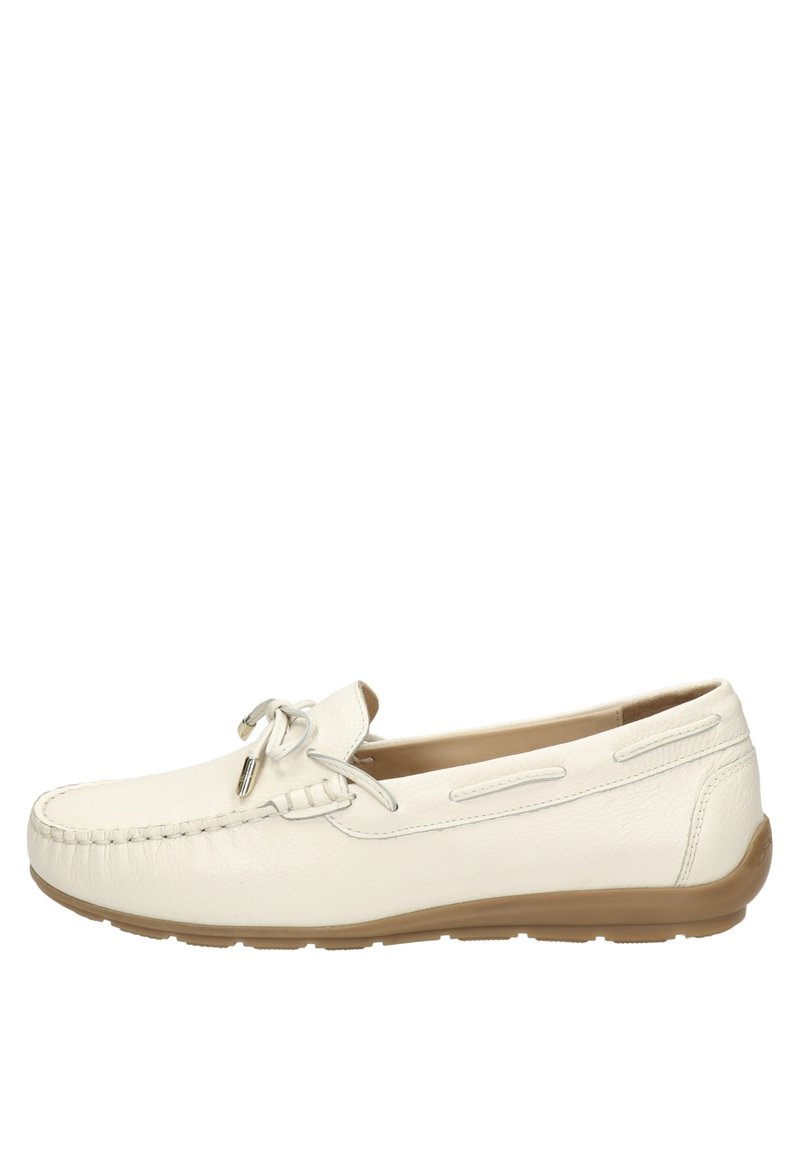 Weiße Leder-Mokassin-Schuhe mit Stickdetails, dekorativen Schnürsenkeln und einer gepolsterten, tanfarbenen Gummisohle. Glatte Textur mit minimalen Designelementen.