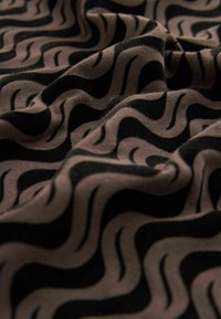 Next FLOCKED - Pikeepaita - black swirl