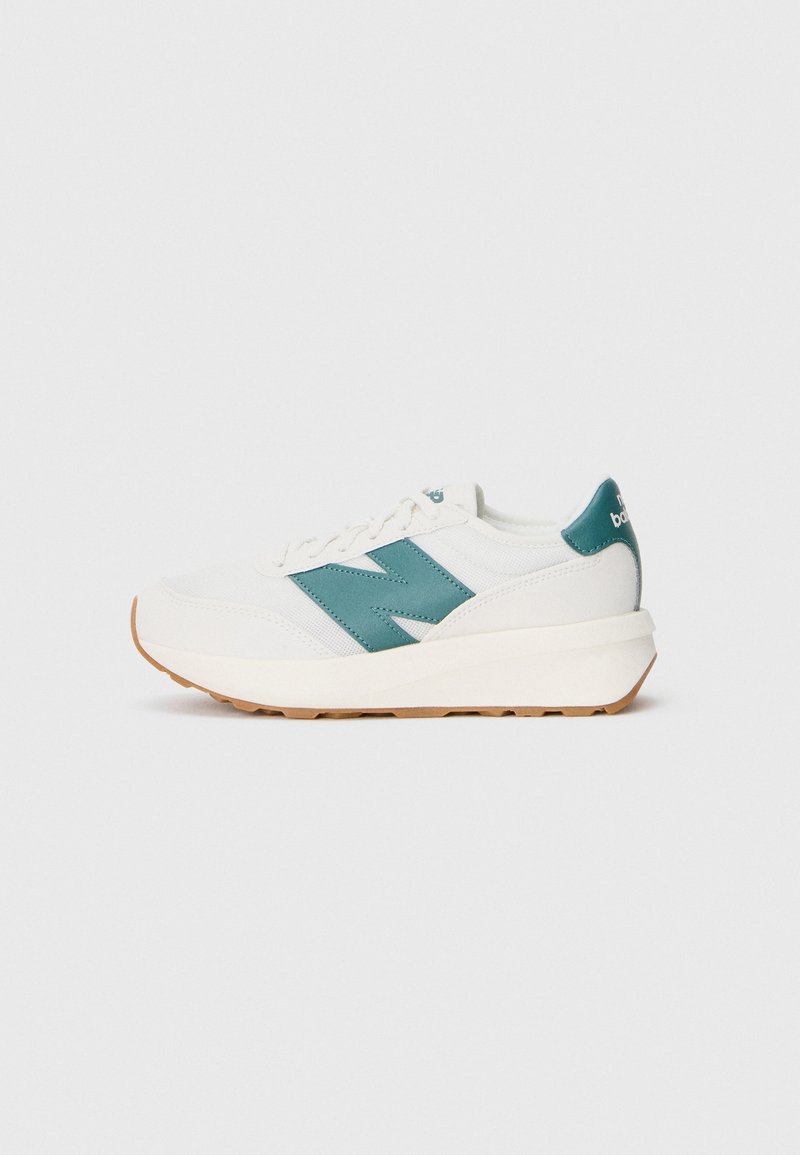Weißer Sportschuh mit einem türkisen Streifen, strukturiertem Gewebe und einer Gummisohle. Abgerundete Silhouette mit gepolsterter Lasche und Schnürsenkeln.
