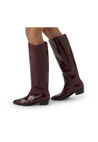 Bottes montantes en cuir verni bordeaux avec un bout pointu et un petit talon carré, présentant une finition lisse et brillante ainsi que des détails de design minimaux.
