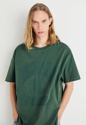 OVERSIZED PRINTED GRAPHIC TEE - Apdrukāts T-krekls - dark green