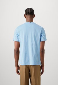 Tommy Hilfiger STRIPE TEE - Triko s potiskem - vessel blue