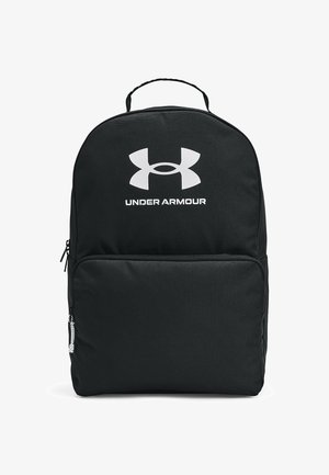 Zwarte rugzak van nylon, met een ronde vorm, een grote buitenzak en een opvallend wit Under Armour-logo aan de voorkant.