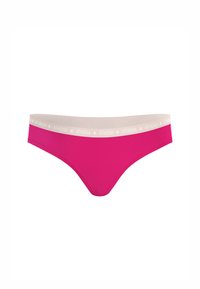 Culotte bikini rose à texture lisse avec une ceinture blanche contrastante ornée du logo "ATHENA" et d'accents en forme d'étoiles.