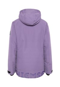 Lila isolierte Jacke mit Kapuze, die eine taillierte Passform, schwarze Bündchen und "CHIEMS" in einer dunkleren Farbnuance am Saum aufweist.