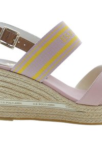 Růžové platformové sandály s pletenou jute espadrilovou podrážkou, růžovým textilním svrškem a dvoubarevným elastickým popruhem v žluté a fialové barvě. Nastavitelná kovová spona.