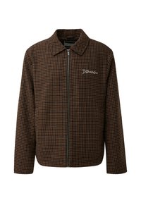 Kurtka w brązowo-czarny wzór houndstooth z kołnierzykiem, zamkiem błyskawicznym z przodu oraz białym haftowanym napisem na lewej piersi.