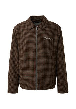 Giacca a trama houndstooth marrone e nera con colletto, cerniera frontale e testo ricamato bianco sul lato sinistro del petto.