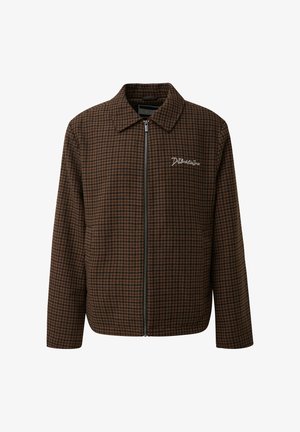 Pruun ja must houndstooth mustriga jope kraega, ees lukuga ja vasakul rinnal valge tikanditekst.