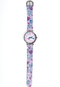 Montre à quartz avec un boîtier rond en argent. Dispose d'un cadran blanc, d'un bracelet en silicone à motifs cœur rose et bleu, et d'une boucle en acier inoxydable.