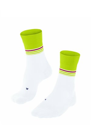 Chaussettes de sport blanches avec un poignet vert et des rayures horizontales jaune et rouge. Dotées d'un embout et d'un talon renforcés, texture lisse.