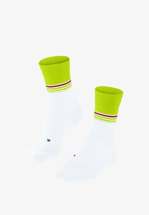 Witte sport sokken met een groene boord en horizontale strepen in geel en rood. Bevat een versterkte teen en hiel, met een gladde textuur.