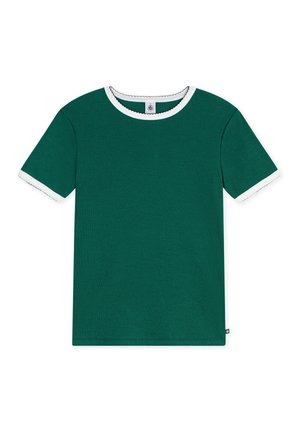 T-shirt vert à manches courtes avec bord festonné blanc sur le col et les manches, posé à plat sur fond blanc.