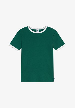 T-shirt vert à manches courtes avec bord festonné blanc sur le col et les manches, posé à plat sur fond blanc.