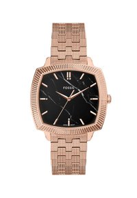 Montre carrée en or rose avec un bracelet en métal texturé, un cadran noir semblable à du marbre, des index horaires dorés et la marque Fossil en bas.