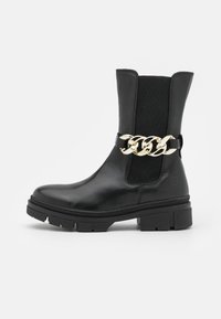 Botas negras de tobillo con un acabado de cuero texturizado, paneles laterales elásticos y un acento de cadena dorada alrededor del tobillo. Suela de goma gruesa.