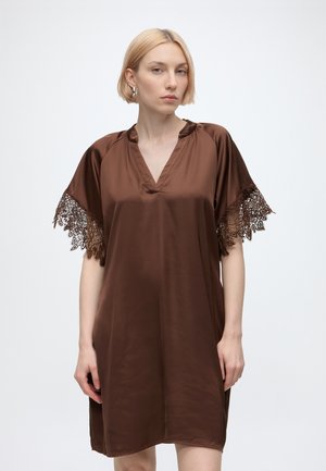 Bruuns Bazaar KORTHALSIA WENNY DRESS - Cocktailjurk - chestnut