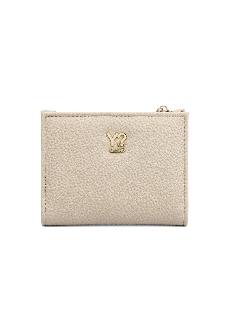 Portafoglio in pelle beige con texture, logo Y? NON MILANO in oro e chiusura con cerniera superiore su sfondo bianco.