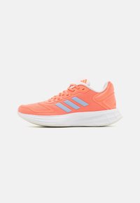 Chaussure de sport avec une tige en maille corail respirante, des accents bleu clair et une semelle en caoutchouc blanche. Présente un design à lacets et un col rembourré.