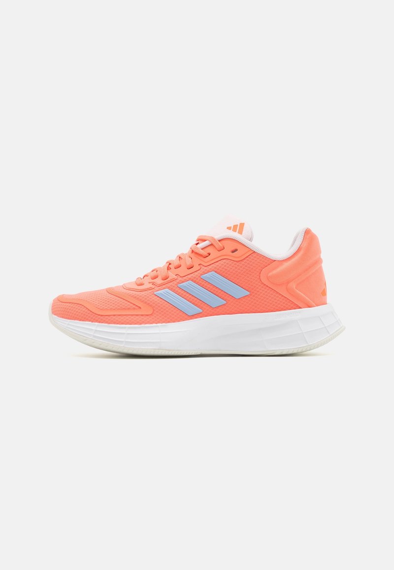 Chaussure de sport avec une tige en maille corail respirante, des accents bleu clair et une semelle en caoutchouc blanche. Présente un design à lacets et un col rembourré.