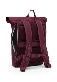 Zaino roll-top bordeaux con dorso in rete, spallacci imbottiti, una tasca frontale con zip e una fodera interna a contrasto.