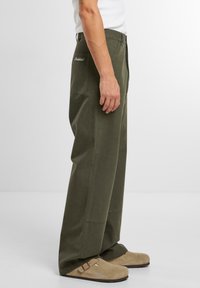 PROHIBITED EAST HAM CARPENTER - Nadrágok - green