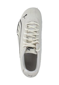 Hvide suede sneakers med sorte accenter, snørebåndslukning og tekstureret overflade. Puma-logo på siden og på tungen, indeholdende en QR-kode.