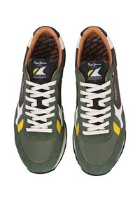 Sneakers verdi e marroni in mesh e camoscio, con lacci bianchi, dettagli gialli e bianchi e fodera interna color cuoio.