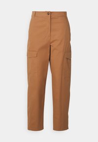 Hnědé cargo kalhoty se rovný střih, dvě boční kapsy a přední zapínání na knoflík. Vyrobeny z odolného materiálu s hladkou texturou.