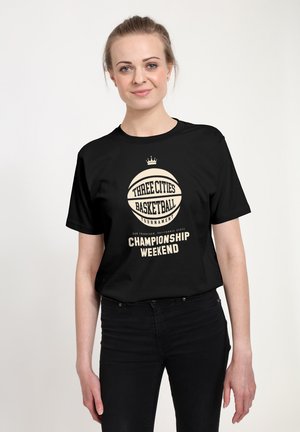 Czarna koszulka z krótkim rękawem z beżowym nadrukiem przedstawiającym koszykówkę z napisem "Mistrzostwa Turnieju Koszykówki Trzech Miast - Weekend Mistrzowski."