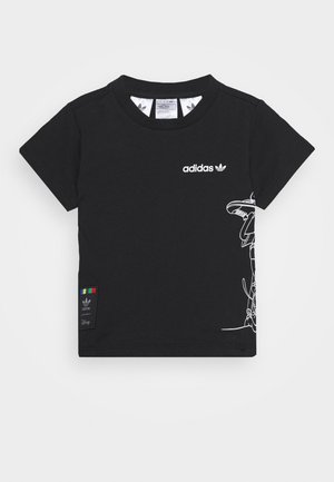 Musta Adidasin lyhythihainen t-paita, jossa valkoinen Adidas-logo rinnassa, Disneyn merkki helman lähellä ja valkoinen hahmon viivapiirros sivulla.