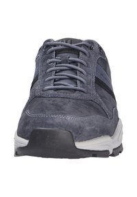 Scarpe atletiche in suede grigio con accenti neri, punta tonda e lacci grigi. Sole bianco spesso con battistrada testurizzato per una migliore aderenza.