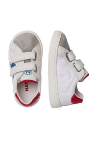 Sneakers bianchi con punte in suede grigio e dettagli rossi, dotati di due cinturini in velcro per la chiusura e una suola in gomma testurizzata.